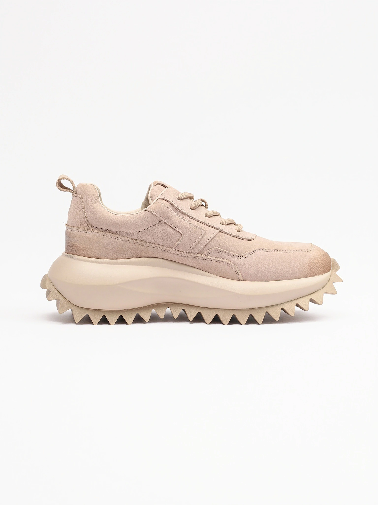 Кроссовки бежевого цвета на объемной рельефной подошве